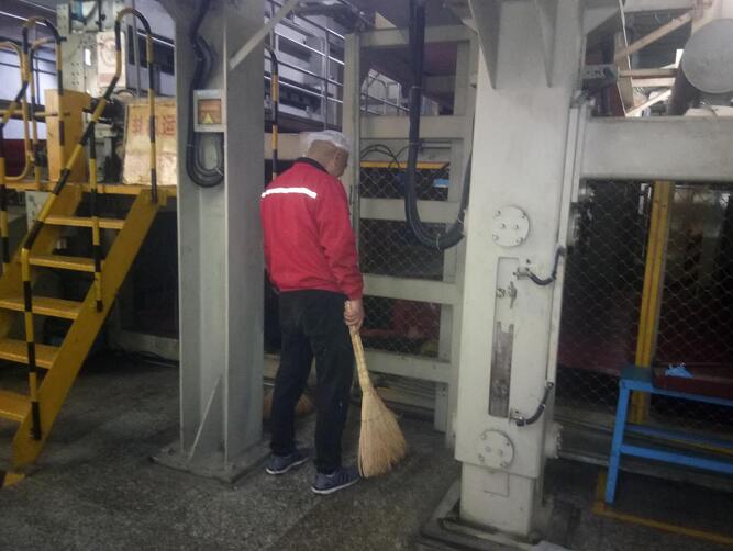 保持無(wú)紡布車(chē)間干凈整潔